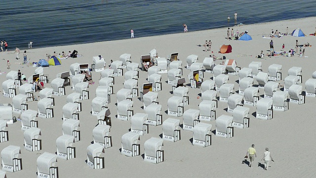WS观点的海滩上的人与海滩椅子在海滨度假胜地/塞林，鲁根/梅克伦堡西波美拉尼亚，德国许多视频素材