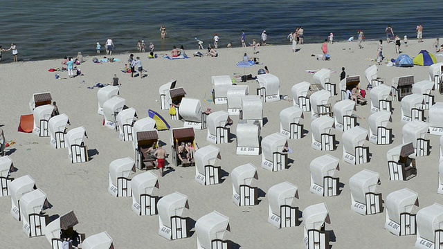 在海滩度假胜地/塞林，鲁根/梅克伦堡西波美拉尼亚，德国海滩上的人视频素材