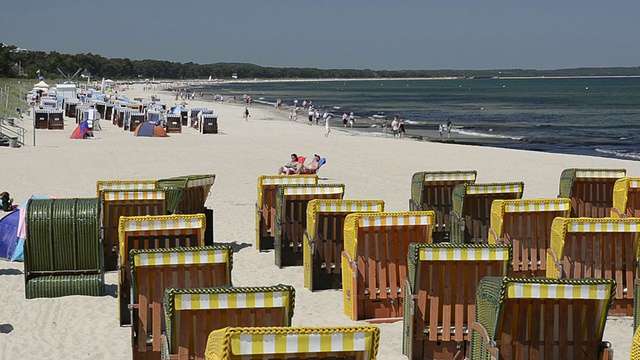 德国梅克伦堡-西波美拉尼亚海滨度假胜地宾茨/鲁根岛的沙滩椅子视频素材