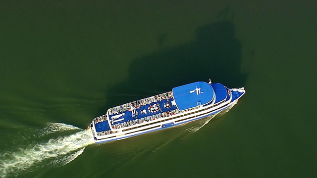 图为一艘拖船在德国莱茵河上游中游行驶视频下载