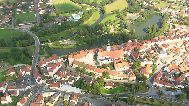 WS AERIAL ZI ZO与河流/德国的房屋和道路视图视频素材