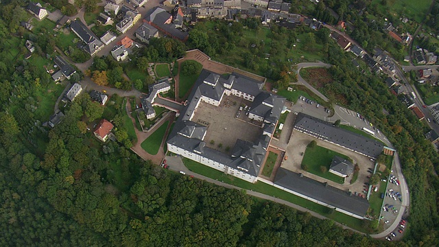 奥古斯都堡博物馆鸟瞰图和带有道路/德国的房屋视频素材