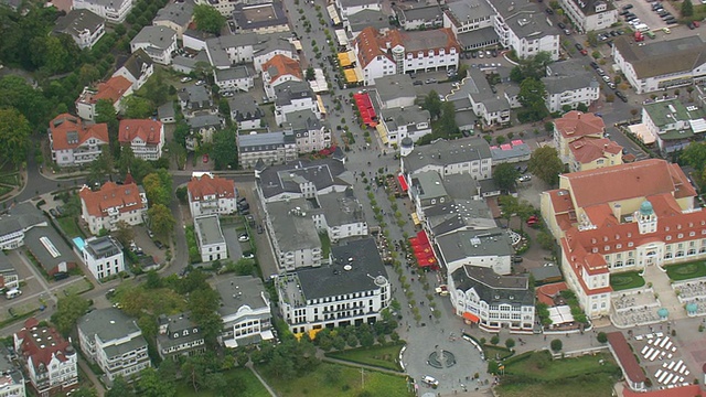 德国城市房屋和街道的MS航拍视频素材