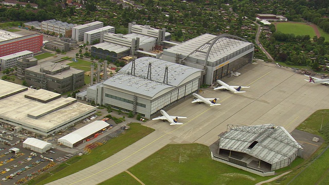 MS AERIAL ZO飞机在德国汉莎技术公司机库的院子里视频素材