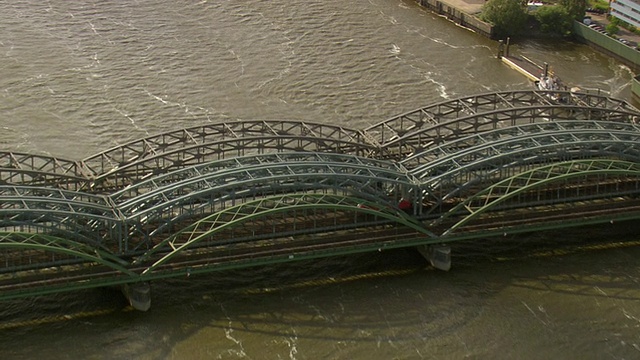 MS航拍车辆和火车通过河上的桥梁/德国视频下载