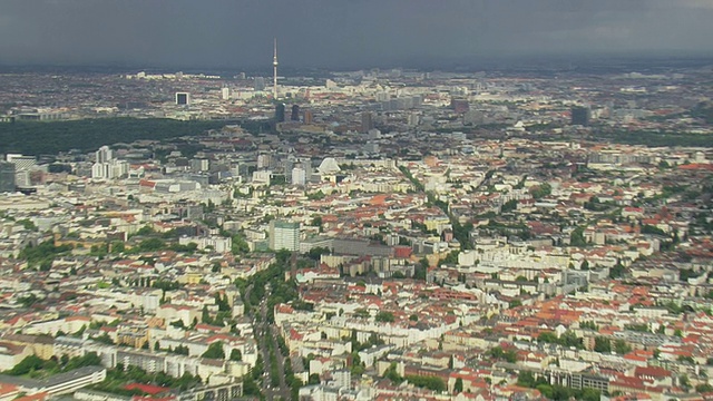 WS AERIAL ZI柏林电视塔和多云天空的城市/德国视频素材
