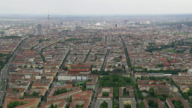 德国柏林Fernsehturm亚历山大广场和城市的WS AERIAL ZI视图视频素材
