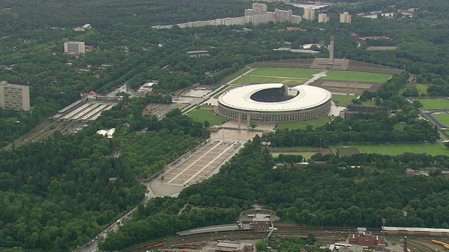 WS AERIAL ZI视图的奥林匹克体育场和城市柏林/德国视频素材