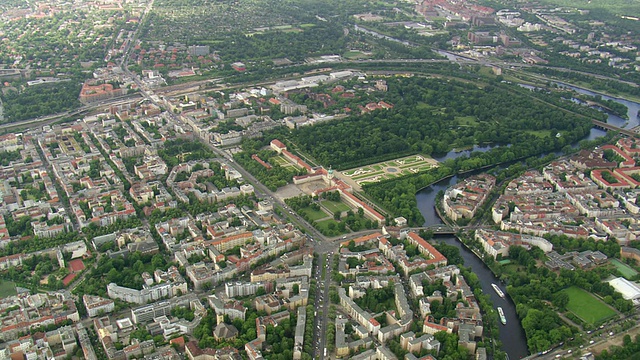 WS AERIAL ZI视图，Charlottenburg和步行的人和城市附近的河流/德国视频素材