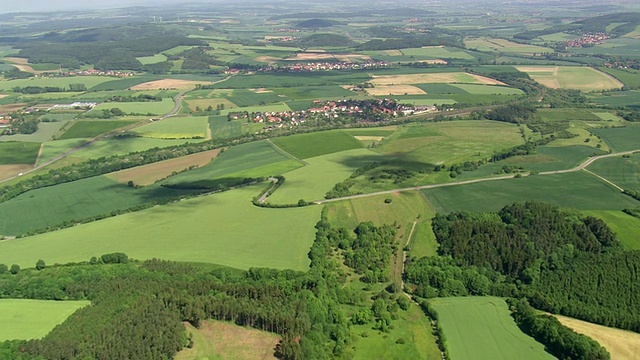 在德国林巴赫附近的农田和房屋鸟瞰图视频下载