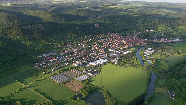 房屋鸟瞰图和河流沼泽的Werra /德国视频素材