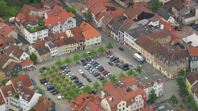 MS航拍带有停车场的村庄房屋/德国视频素材
