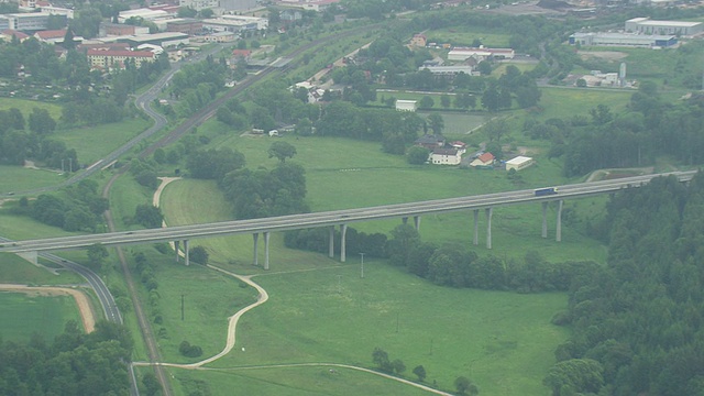 高速公路和村庄的WS AERIAL ZI视图/德国视频素材