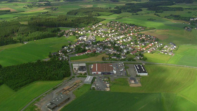 在Doberlitz /德国的农田和房屋的鸟瞰图视频素材