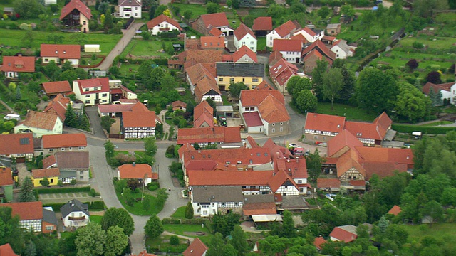 MS航拍在Nederwilingen /德国的房屋和道路视频素材