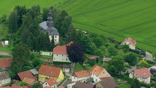 德国阿恩施塔特的教堂和带有农田的房屋视频下载