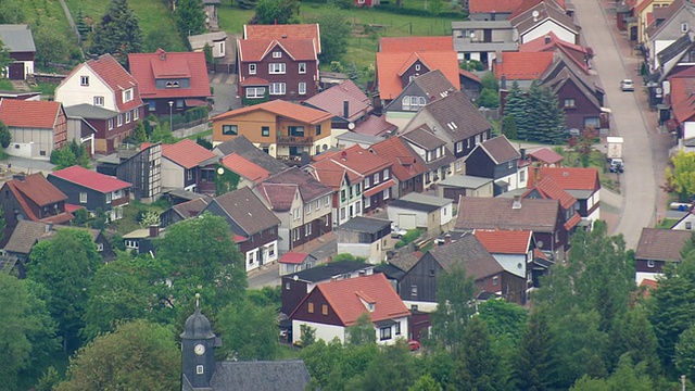MS航拍的房子和车辆在道路和树木/德国视频素材