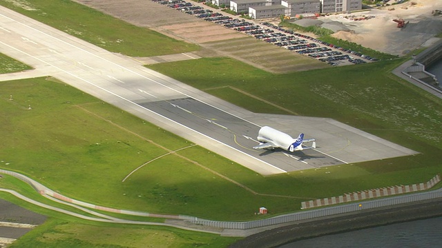 图为德国机场停车场上的白鲸空中客车视频素材
