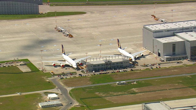 空中客车/德国机场的飞机和车辆视频素材