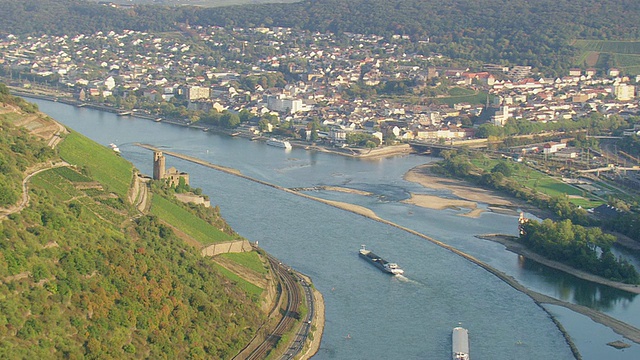 航拍的船只在河上移动，山上有城堡，在莱茵河流域/德国视频下载