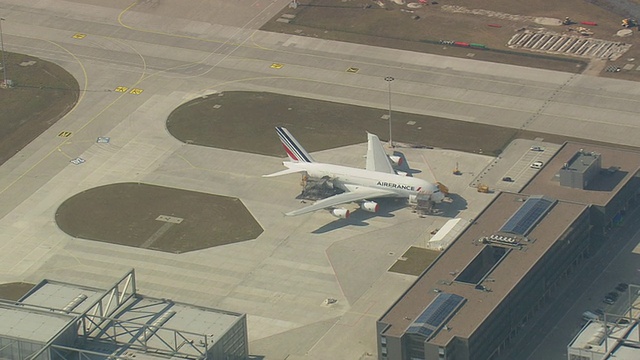 MS航拍，一架飞机在德国汉堡机场视频素材
