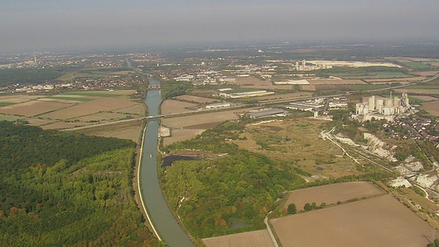 德国汉诺威高速公路和农田的鸟瞰图视频下载