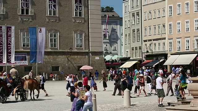 在萨尔茨堡的住宅广场上骑行视频素材