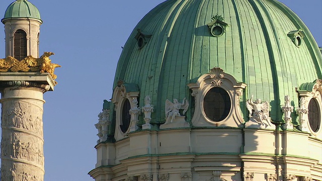 维也纳圣查尔斯教堂的倾斜柱和圆顶视频下载