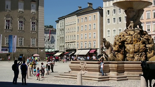 萨尔茨堡的PAN Residenzplatz和Residenzbrunnen喷泉视频素材