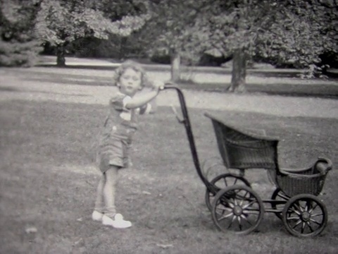 1933年一个推婴儿车的男孩视频下载