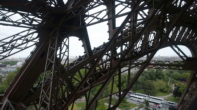 巴黎埃菲尔铁塔的电梯视频素材