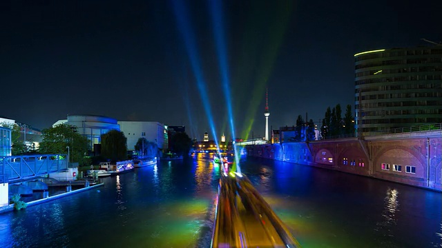 柏林天际线和光城市时光流逝与光速船视频素材