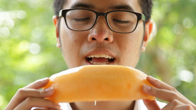 亚洲年轻人吃哈密瓜慢动作视频下载