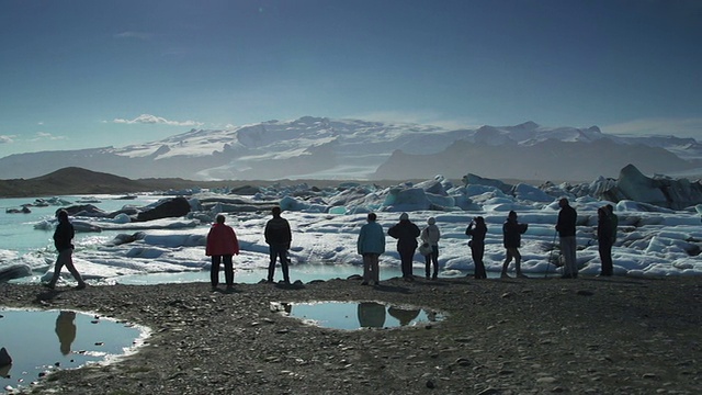 游客看漂浮的冰山Jokulsarlon泻湖视频下载