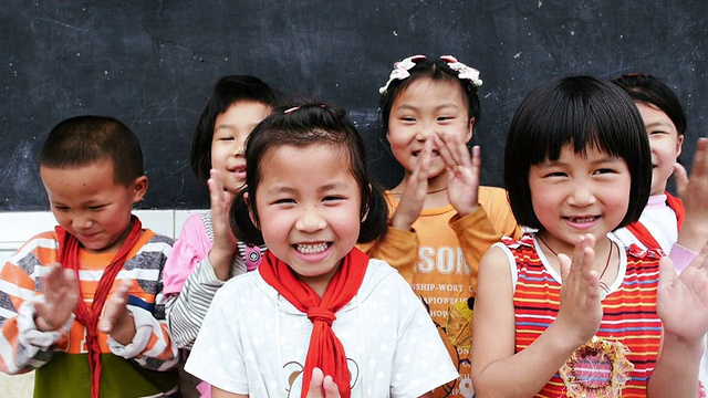 快乐的中国学校的孩子们鼓掌视频购买