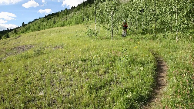 女山地自行车骑沿着山脊，日出视频素材