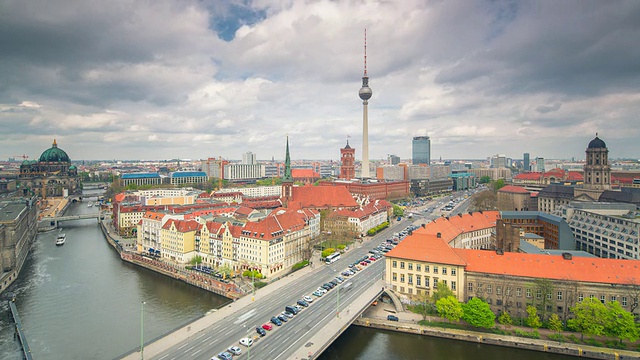 柏林云天际线全景与交通的时间流逝视频素材