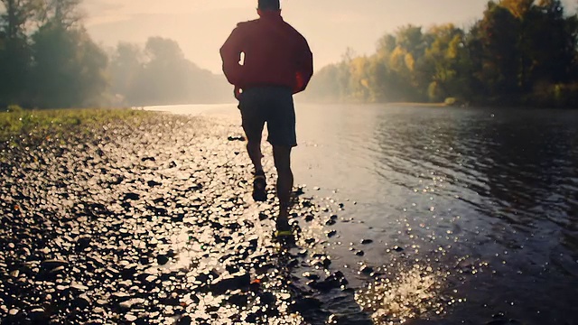HD起重机:沿河奔跑视频素材
