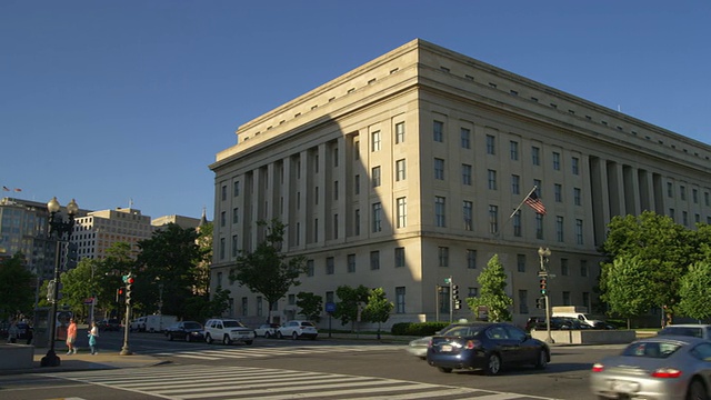 华盛顿特区宪法大道和第9街的国税局大楼。2012年拍摄的。视频素材