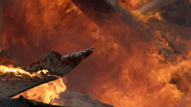 一块烧焦的木板在火焰的背景下燃烧着视频素材