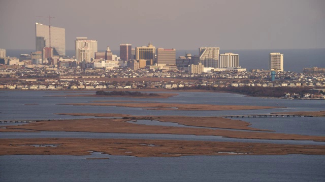 正在接近新泽西州的大西洋城。拍摄于2011年11月。视频下载