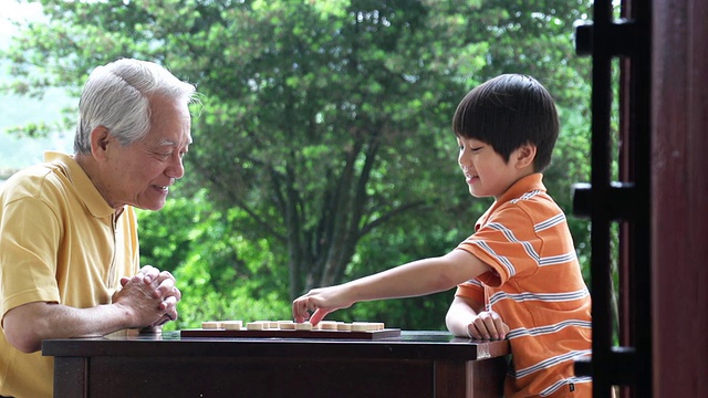中国象棋爷爷奶奶和孙子视频素材