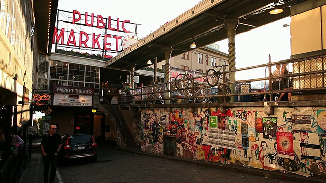 日落时分，华盛顿州西雅图的派克市场以普吉特海湾为背景。视频下载