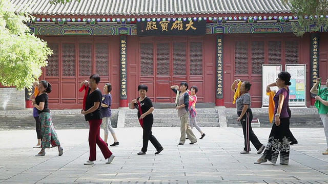 中国陕西西安，人们在公园跳舞视频素材