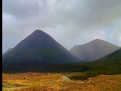 时间流逝厚云+雾通过山脉+汽车在乡村道路/斯凯岛，苏格兰视频素材