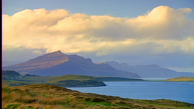 宽镜头延时云经过山脉+湖/斯凯岛，苏格兰视频素材