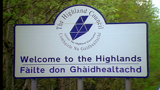 标牌上写着“欢迎来到高地”/苏格兰高地视频素材