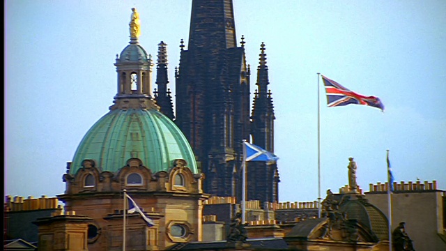 英国+苏格兰(Saltire)旗帜在圣玛丽大教堂/爱丁堡的圆顶+塔尖飘扬视频素材