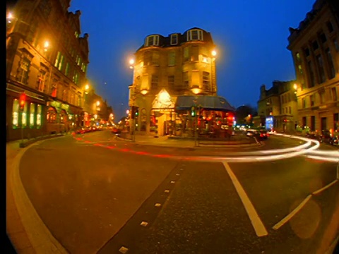 在苏格兰爱丁堡的王子大街上，在黄昏时分，鱼眼时间流逝在西端的交通行驶视频素材