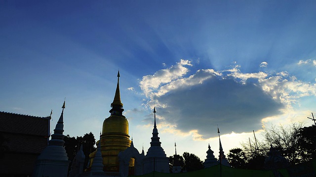 延时:落日剪影中的缅甸艺术风格寺庙宝塔视频下载
